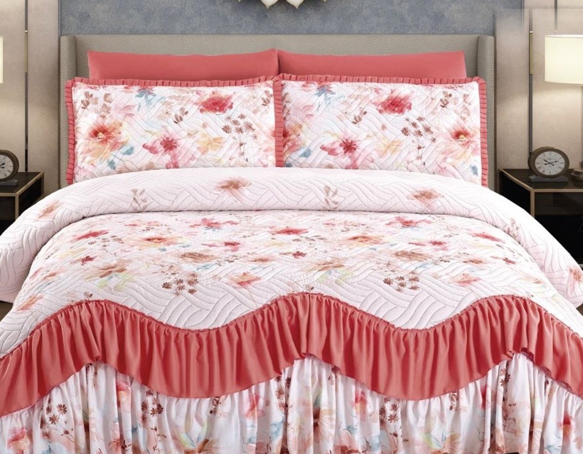Cuvertură matlasată cu volănașe, 3 piese, 220×270 cm, flori roz și volănaș coral Cuvertură matlasată cu volănașe, 3 piese, 220×270 cm, flori roz și volănaș coral