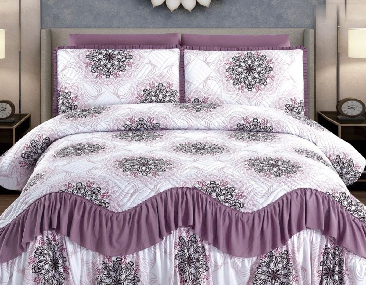 Cuvertură matlasată cu volănașe, 3 piese, 220×270 cm, flori gri și volănaș mov Cuvertură matlasată cu volănașe, 3 piese, 220×270 cm, flori gri și volănaș mov