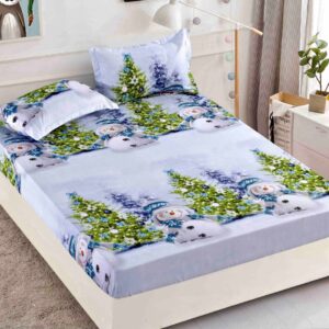 Husă de pat de Crăciun cu elastic 180×200 cm + 2 fețe de pernă, finet, brazi și om de zăpadă pe alb