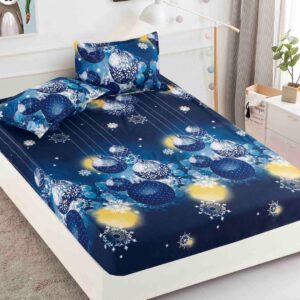 Husă de pat de Crăciun cu elastic 180×200 cm + 2 fețe de pernă, finet, globuri și luminițe pe bleumarin